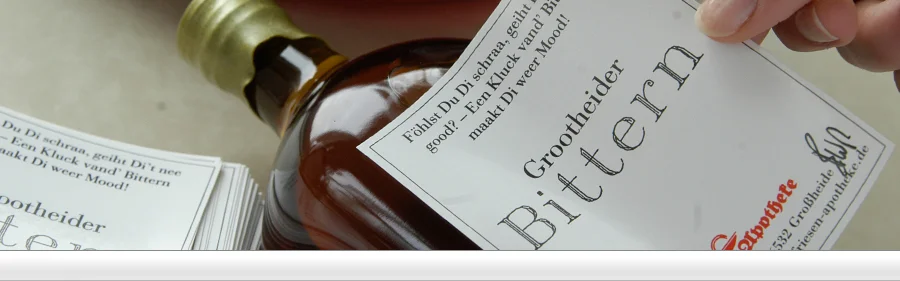 Flasche Grootheider Bittern mit Etikett, in der Hand gehalten